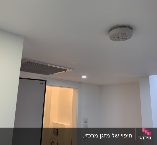 תקרת גבס עם גלאי עשן ותאורה שקועה